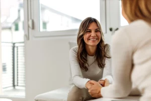 Beratung bei Depressionen – zwei Frauen unterhalten sich und lachen